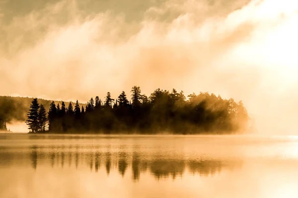 Lago de dos ríos algonquin parque nacional ontario canada puesta del sol amanecer con niebla niebla ambiente místico fondo —  Fotos de Stock