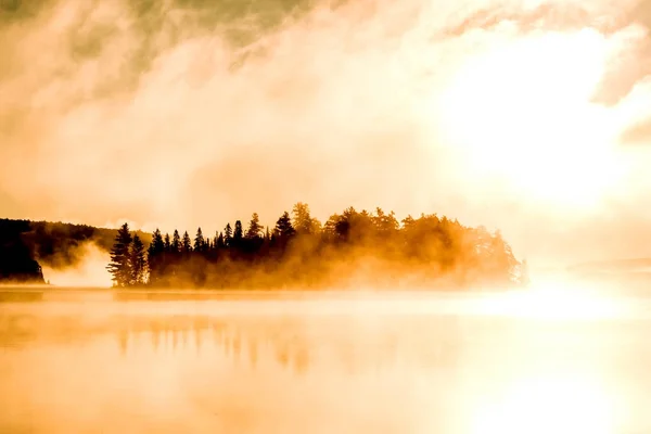 Jezioro z dwóch rzek algonquin park narodowy ontario Kanada zachód Słońca Wschód słońca mgła mglisty mistyczna atmosfera tła — Zdjęcie stockowe