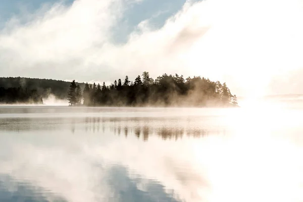Lago de dos ríos algonquin parque nacional ontario canada puesta del sol amanecer con niebla niebla ambiente místico fondo — Foto de Stock