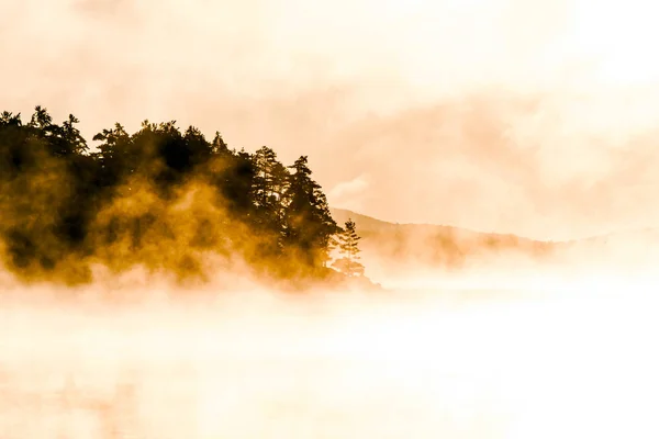 Lago de dois rios algonquin parque nacional ontário canadá pôr do sol nascer com nevoeiro atmosfera mística fundo — Fotografia de Stock