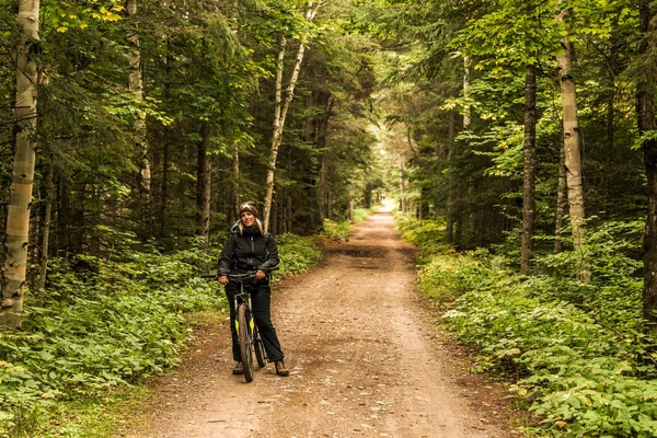 Lány kerékpár kerékpáros Kanada Ontario-tó két folyó természetes vad táj az Algonquin Nemzeti Park — Stock Fotó