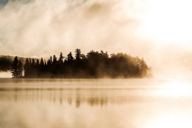 İki nehir algonquin Milli Parkı ontario Gölü sis sisli mistik atmosferi arka plan ile Kanada gün batımı gündoğumu