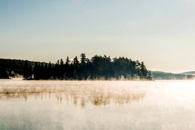 İki nehir algonquin Milli Parkı ontario Gölü sis sisli mistik atmosferi arka plan ile Kanada gün batımı gündoğumu
