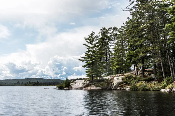 Jeziora Ontario Kanada dwóch rzek naturalne dzikiego krajobrazu w pobliżu wody w Algonquin Park Narodowy — Zdjęcie stockowe