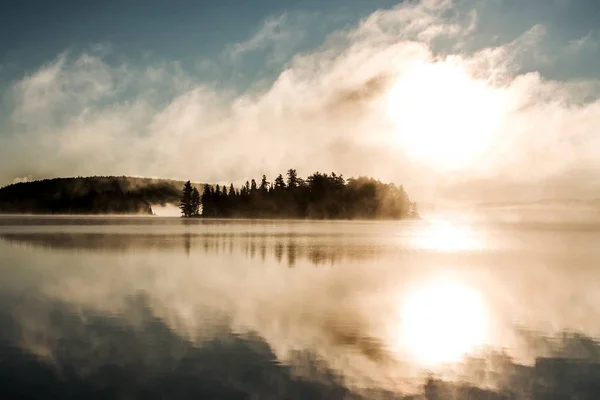 2 つの川アルゴンキン国立公園オンタリオの湖霧霧の神秘的な雰囲気の背景を持つカナダ日の入り日の出 — ストック写真