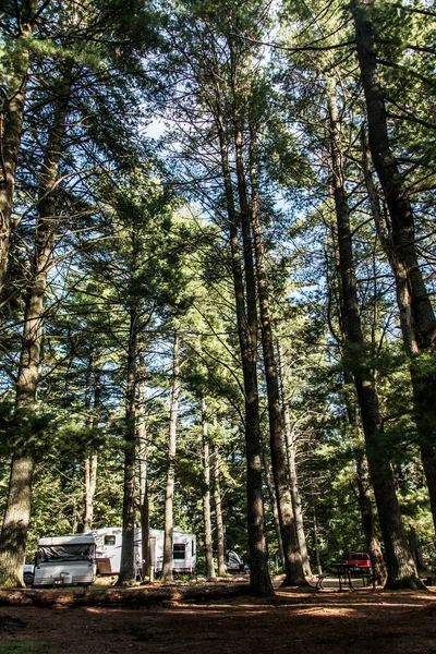 Poel van twee rivieren Camping Algonquin Nationaalpark mooi natuurlijk boslandschap Canada geparkeerd Rv camper auto — Stockfoto