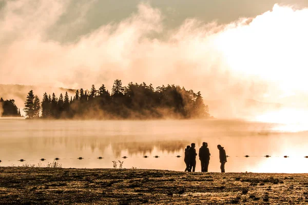 Gruppo di persone in piedi Lago due fiumi algonquin parco nazionale ontario canada alba nebbia nebbia atmosfera mistica — Foto Stock