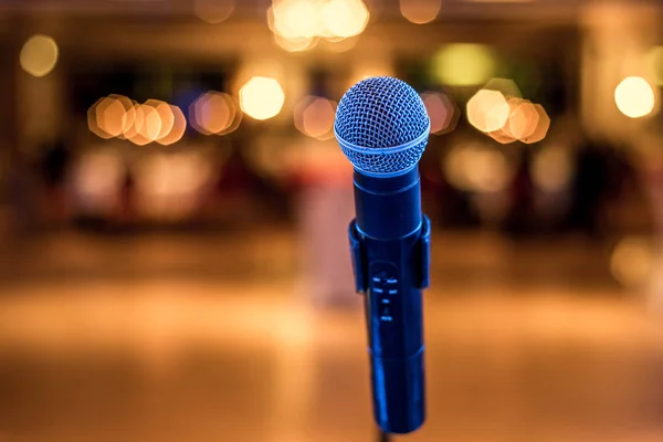 Mikrofon arka plan bulanık ışıkları ile konser ya da konferans salonunda yakın çekim — Stok fotoğraf
