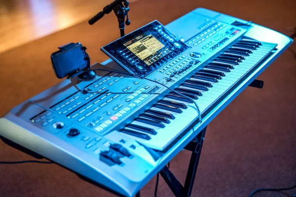 Klasszikus elektronikus zene billentyűzet megtekintése kék koncert fények bokeh háttér zenész — Stock Fotó
