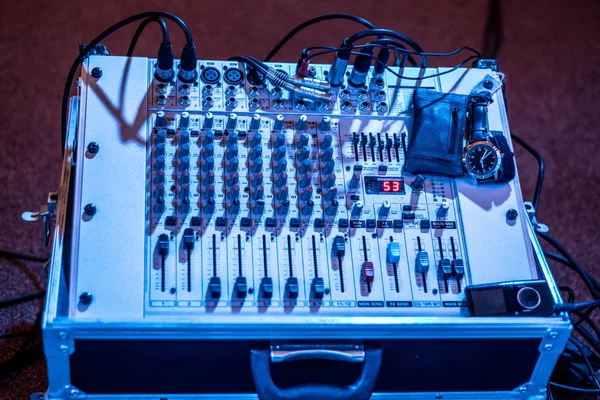Profesjonalny panel sterowania mikserem dźwięku i dźwięku z przyciskami i suwakami — Zdjęcie stockowe