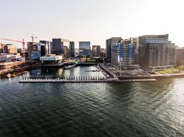 Helikopter uçuş havadan görünümü görüntüler manzarası Boston Ma, waterfront Körfezi yakınlarında gökdelenler arkasında günbatımı sırasında ABD