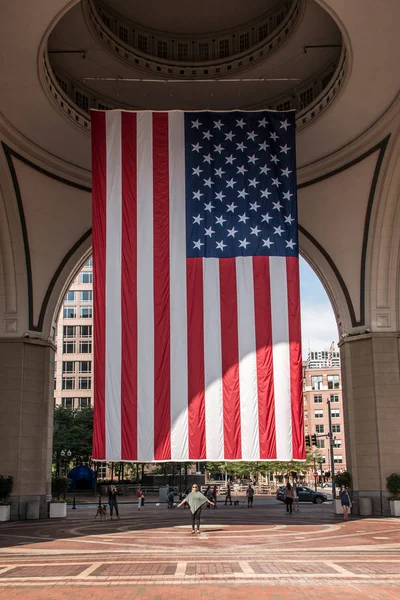 04.09.2017 bostoni Massachusetts Usa lány állandó alatt egy nagy amerikai csillagok csíkos zászló lógott a kupola a napsütéses napon — Stock Fotó