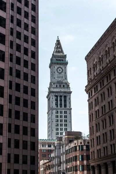 Vista de la histórica torre de reloj de rascacielos Custom House en el horizonte de Boston, Massachusetts, EE.UU. — Foto de Stock