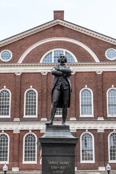 Samuel Adams emlékmű-szobor közelében Faneuil Hall bostoni Massachusetts USA-ban — Stock Fotó