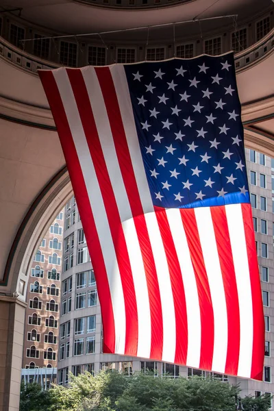 Nagy amerikai Stars and Stripes zászló nekünk lóg a belsejében a kupola, Boston, Massachusetts, napsütéses napon — Stock Fotó