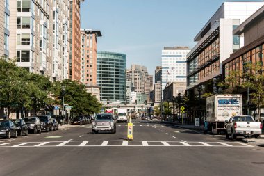 Boston Ma ABD 04.09.2017, manzarası yaz gün panoramik şehir merkezinde binalar ve yol sahil tarafında trafik ile