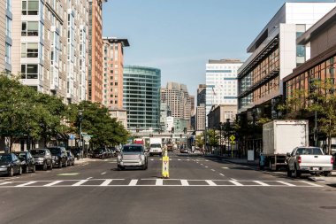 Boston Ma ABD skyline yaz gün panoramik binaları şehir merkezinde ve yol sahil tarafında trafik ile