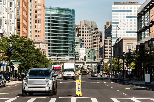 Boston Ma ABD skyline yaz gün panoramik binaları şehir merkezinde ve yol sahil tarafında trafik ile