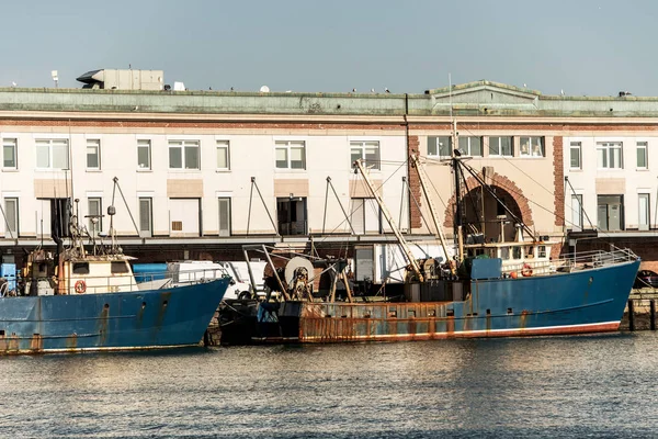 Vista do porto do Boston Waterfront com barcos de pesca caminhões e barcos ancorados chalés — Fotografia de Stock