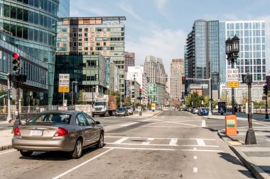 Boston Ma ABD 04.09.2017, manzarası yaz gün panoramik şehir merkezinde binalar ve yol sahil tarafında trafik ile