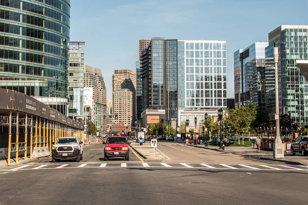 Boston Ma ABD 04.09.2017, manzarası yaz gün panoramik şehir merkezinde binalar ve yol sahil tarafında trafik ile