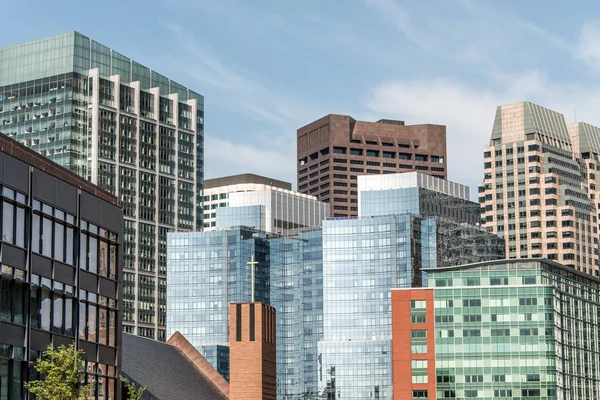 Güzel Boston manzarası glas ile güneşli Massachusetts ABD binalar ön