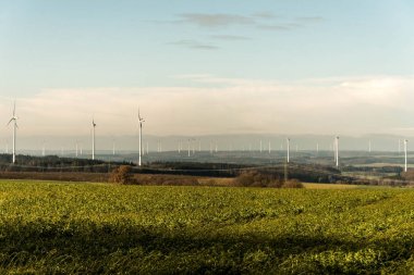 Rüzgar Çiftliği, yatay, Almanya'da beyaz jeneratör türbin üzerinden bir panorama görünüm