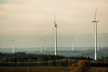 Rüzgar Çiftliği, yatay, Almanya'da beyaz jeneratör türbin üzerinden bir panorama görünüm