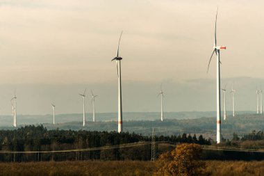 Rüzgar Çiftliği, yatay, Almanya'da beyaz jeneratör türbin üzerinden bir panorama görünüm