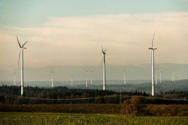 Rüzgar Çiftliği, yatay, Almanya'da beyaz jeneratör türbin üzerinden bir panorama görünüm