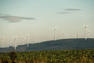 Rüzgar Çiftliği, yatay, Almanya'da beyaz jeneratör türbin üzerinden bir panorama görünüm