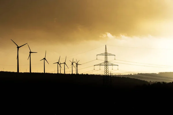 Černá silueta větrných turbín generátor energie na úžasný západ slunce na větrné farmě v Německu — Stock fotografie