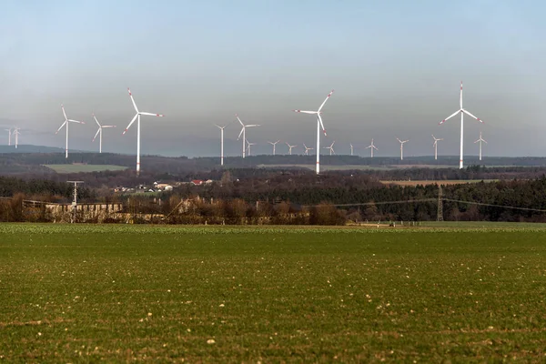 Panoráma kilátás nyílik a szél mezőgazdasági táj Németországban fehér gázgenerátor-turbinák — Stock Fotó
