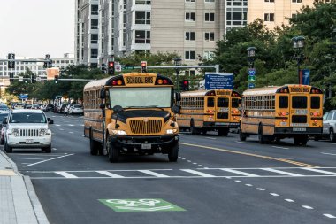 Boston Amerika Birleşik 05.09.2017 - tipik Amerikan sarı okul otobüsü drinving Boston şehir merkezinde