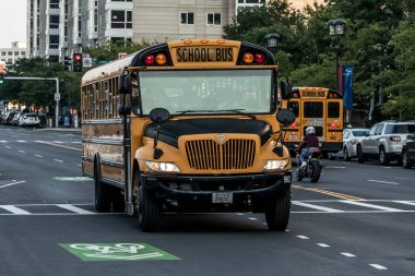 Boston Amerika Birleşik 05.09.2017 - tipik Amerikan sarı okul otobüsü drinving Boston şehir merkezinde