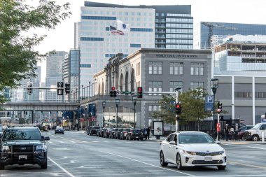 Boston, Ma, ABD 05.09.2017 gökdelenler manzarası ile yolda günlük araba trafik