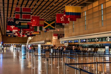 Boston ABD 29.05.2017 Modern iç Logan International Airport Boston ABD bayrakları asılı ile