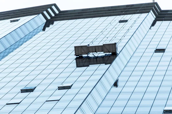 Boston Skyline travailleurs du groupe de gratte-ciel nettoyage des fenêtres service sur gratte-ciel bâtiment fenêtre bleue — Photo