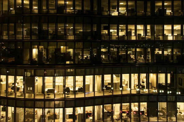 Gult ljus windows på en kontorsbyggnad på natten i Boston sen natt på jobbet. glas gardin vägg kontorsbyggnad — Stockfoto
