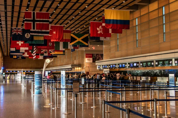 BOSTON USA 29.05.2017 Moderno interior con banderas colgantes en el Aeropuerto Internacional Logan Boston USA —  Fotos de Stock