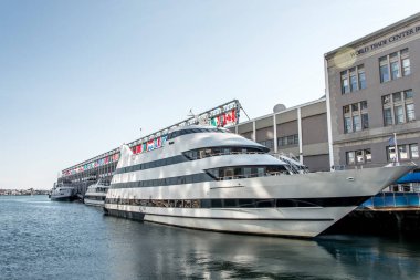 Kentin waterfront yan alan şehir Boston ABD Massachusetts demirlemiş büyük tarafsız yat