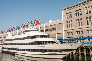 Kentin waterfront yan alan şehir Boston ABD Massachusetts demirlemiş büyük tarafsız yat