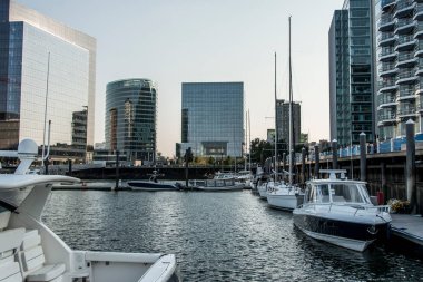 Boston, Massachusetts, waterfront yelken alanı gün batımında ABD'de yelkenli tekne ile Pier