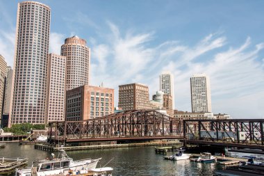 Boston massachusetts ABD görüntülemek gökdelenler ve eski avenue Köprüsü ile sahildeki