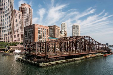 Boston massachusetts ABD görüntülemek gökdelenler ve eski avenue Köprüsü ile sahildeki