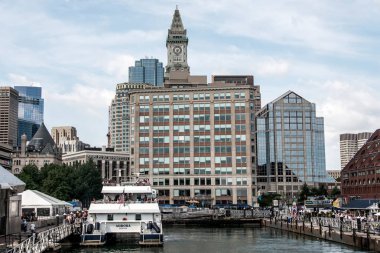 04.09.2017 Boston Massachusetts ABD - insanların günlük yaşam aileler ve tekne palamarla pier uzun iskele Boston Merkezi