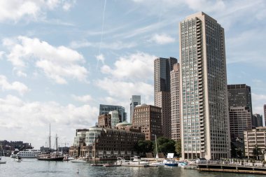 Boston Massachusetts ABD manzarası önünde Charles Nehri'nde yelkenli tekneler gün güneşli yaz