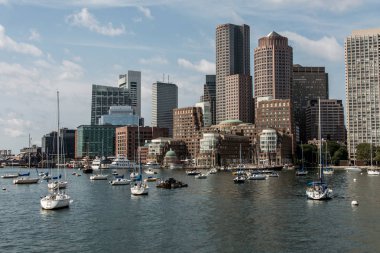 Boston Massachusetts ABD manzarası önünde Charles Nehri'nde yelkenli tekneler gün güneşli yaz