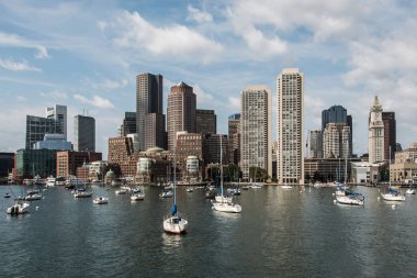 Boston Massachusetts ABD manzarası önünde Charles Nehri'nde yelkenli tekneler gün güneşli yaz