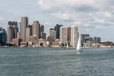 Boston Massachusetts ABD manzarası önünde Charles Nehri'nde yelkenli tekneler gün güneşli yaz